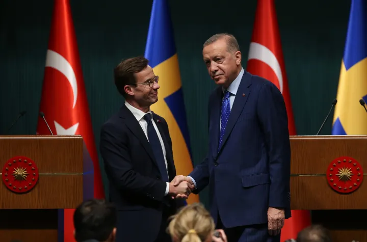 Recep Tayyip Erdogan török államfő (j) és Ulf Kristersson svéd miniszterelnök kezet fog az ankarai elnöki palotában tartott sajtótájékoztatójuk végén – Fotó: Necati Savas / MTI / EPA 