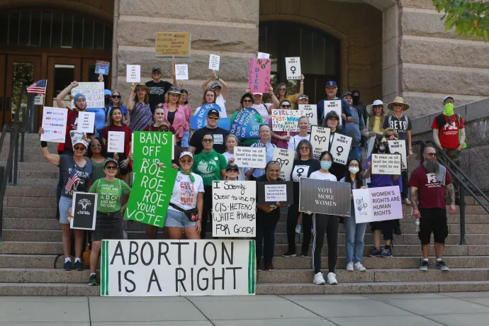 Az abortuszhoz való jog mellett tüntetők Texasban 2022. október 8-án – Fotó: Reginald Mathalone / AFP
