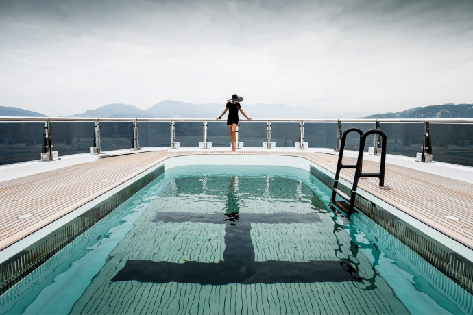 Az Amore Vero tatján úszómedence is helyet kapott. Fotó: oceancoyacht.com