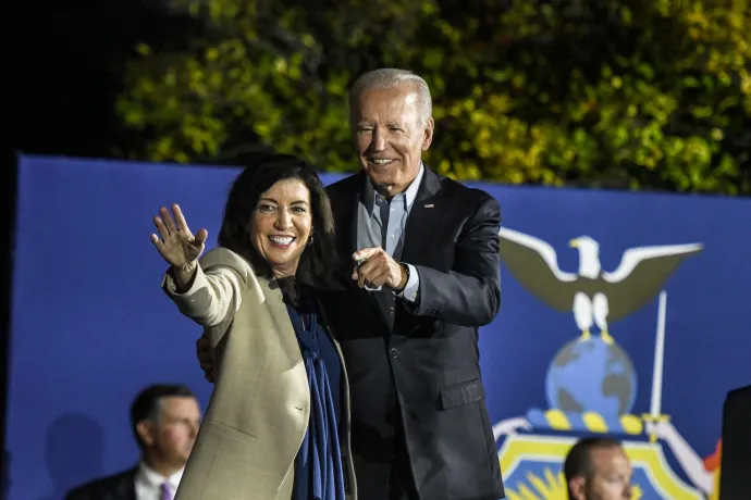 Kathy Hochul kormányzó és Joe Biden egy kampányeseményen vasárnap – Fotó: Stephanie Keith / 2022 Getty Images