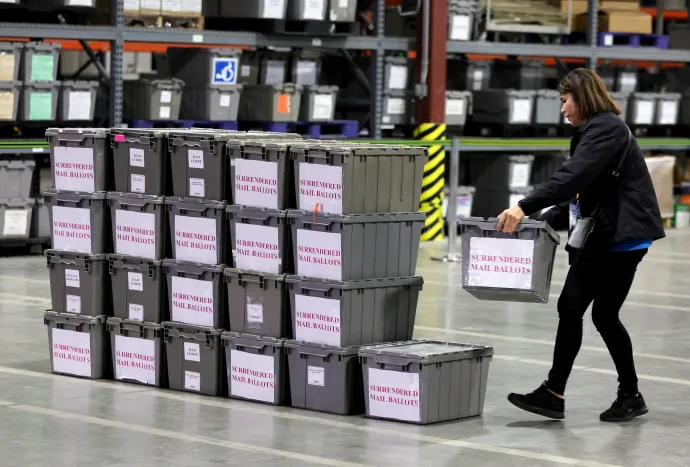 Egy szavazóbiztos fel nem használt levélszavazatokkal teli dobozokat pakol az egyik nevadai szavazóhelyiségben – Fotó: Ethan Miller / Getty Images / AFP