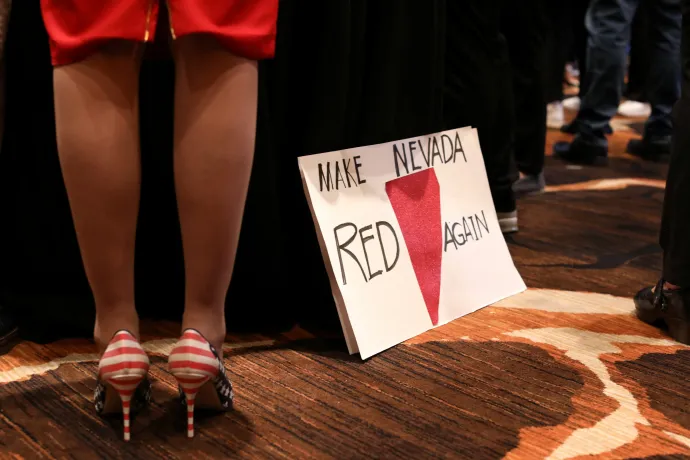 Egy plakát a nevadai republikánusok eredményváróján, a Stronger Nevada PAC választás partiján Las Vegasban – Fotó: David Swanson / Reuters
