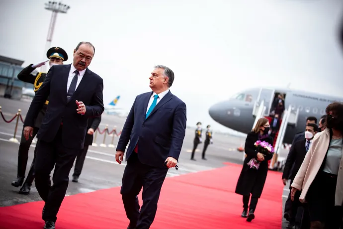 Megint népes kísérettel utazik Orbán, most Üzbegisztánba megy, 60 üzletemberrel