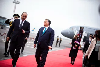 Megint népes kísérettel utazik Orbán, most Üzbegisztánba megy, 60 üzletemberrel