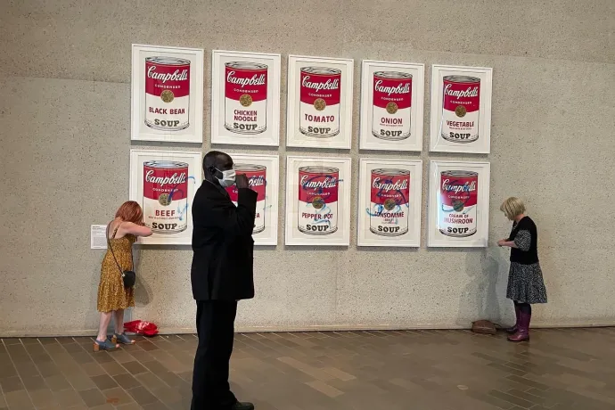 Klímaaktivisták most a Warhol konzervjeit fedő üveget firkálták össze