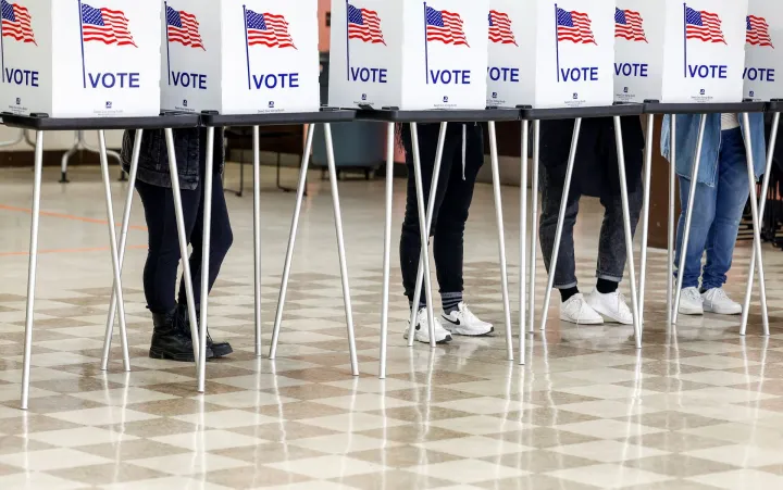 Szavazók leadják szavazataikat a félidős választásokon a michigani Detroitban – Fotó: Evelyn Hockstein / Reuters