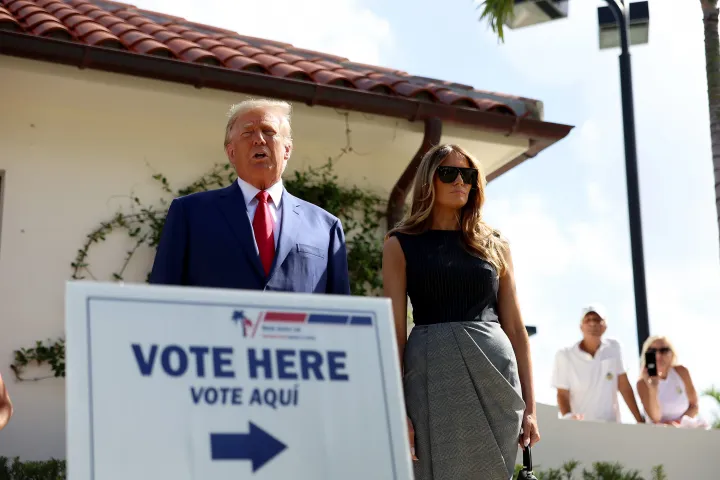 Donald Trump a volt first ladyvel, miközben a sajtónak beszél, miután szavazott a Morton and Barbara Mandel Recreation Centerben felállított szavazóhelyiségben a floridai Palm Beachen – Fotó: Joe Raedle / Getty Images