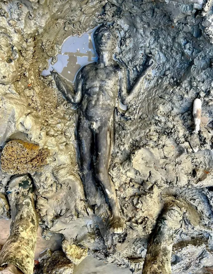 A szobrok különböző isteneket ábrázoltak, és áldozatként engedték le őket a víz alá – Fotó: Ministero Della Cultura / Handout via. Reuters