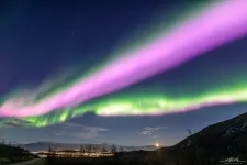 Heves napszél érte el a Földet, ritka, rózsaszín sarki fény pompázott Norvégia felett