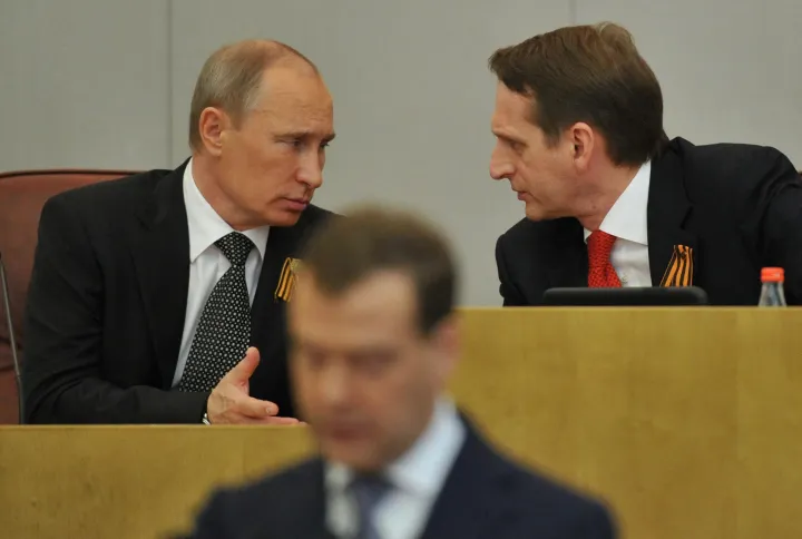 Putyin és Szergej Nariskin, az Állami Duma elnöke beszélgetnek, miközben Dmitrij Medvegyev beszédet mond a parlament 2012. május 8-i ülésén miniszterelnöki kinevezése előtt – Fotó: Yuri Kadobnov / AFP