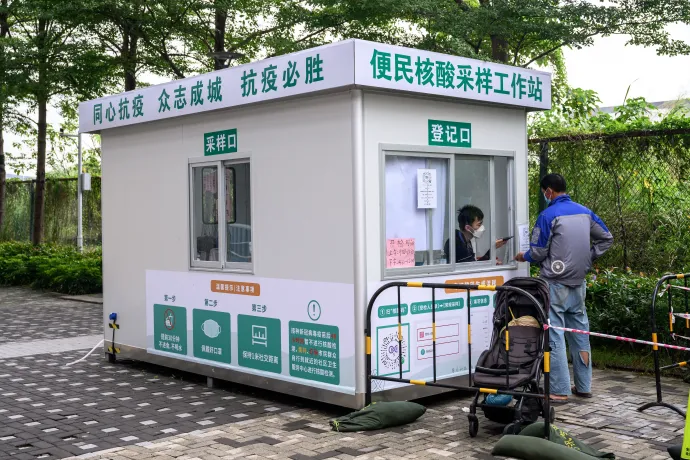 Erősödik a Covid-hullám a kínai Kantonban, sok helyen online oktatás van