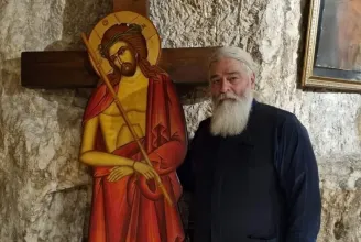 Két nő bántalmazásával vádolják a vlădiceni-i ortodox kolostor közismert papját. Videó is készült az esetről