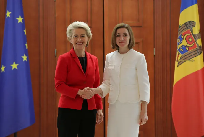 Ursula von der Leyen, az Európai Bizottság elnöke kezet fog Maia Sandu moldovai elnökkel közös sajtótájékoztatójukon a moldovai Kisinyovban – Fotó: Reuters/Vladislav Culiomza