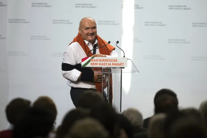 Hende Csaba honvédelmi miniszter beszél a Fidesz huszonötödik tisztújító kongresszusán a Millenáris Parkban 2013. szeptember 28-án – Fotó: Koszticsák Szilárd / MTI