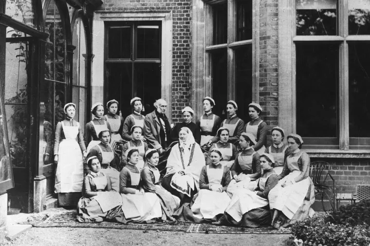 Florence Nightingale a londoni kórházak ápolónőinek egy csoportjával Claydonban, 1886-ban – Fotó: Hulton Archive