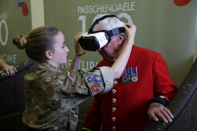 A Brit Királyi Légió által a passchndaele-i csatáról kiadott VR-tartalom bemutatóján a légió munkatársa VR-szemüveget ad a 83 éves, idősotthonban élő Bill Huntra egy westminsteri múzeumban. Fotó: AFP/Europress 