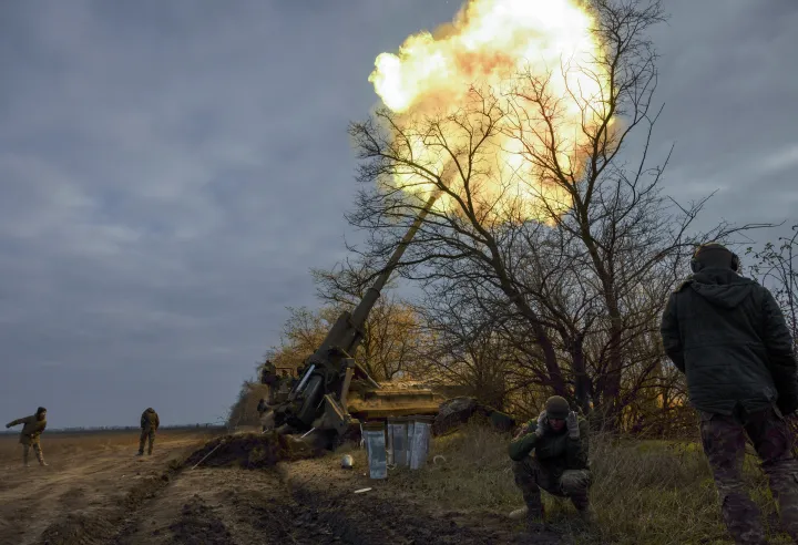  Ukrán katonák egy 203 milliméteres Pion önjáró löveggel támadják az orosz állásokat a dél-ukrajnai Herszon térségében 2022. november 9-én – Fotó: Sztaniszlav Kozliuk / EPA / MTI