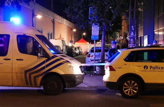A helyszínt biztosítják rendőrök Brüsszelben 2022. november 10-én, miután egy férfi késsel rendőrökre támadt, és egyet megölt, kettőt megsebesített, mielőtt lőfegyverrel ártalmatlanná tették – Fotó: Sylvain Plazy / AP / MTI