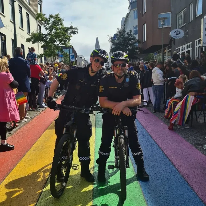 Kerékpáros rendőrök pózolnak a reykjavíki Pride felvonuláson augusztus 6-án – Fotó: Lögreglan / Instagram