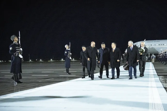 A Miniszterelnöki Sajtóiroda által közreadott képen Orbán Viktor miniszterelnököt Abdullah Aripov üzbég miniszterelnök fogadja a szamarkandi repülőtéren 2022. november 9-én – Fotó: Fischer Zoltán / MTI