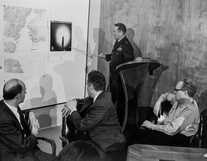 Richard Overton Hunzinker tábornok sajtótájékoztatója a négy bombát szállító B-52-es balesete után Grönlandon 1968. január 31-én – Fotó: Keystone-france / Getty Images