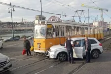 Autó ütközött a 2-es villamossal a Széchenyi térnél