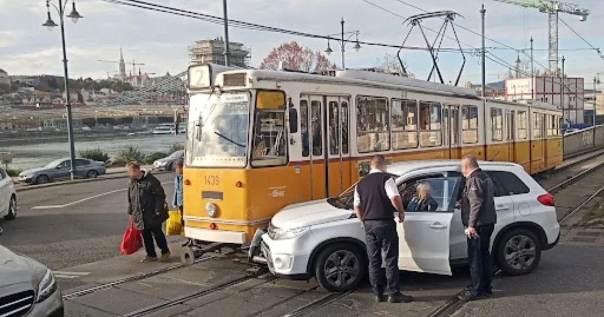 Autó ütközött a 2-es villamossal a Széchenyi térnél