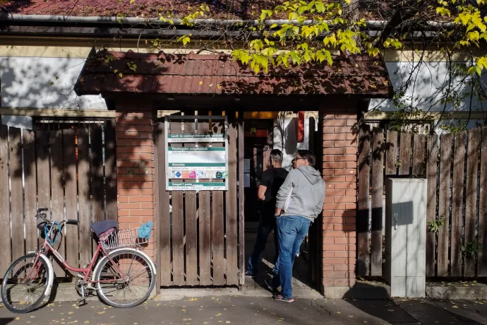 Sorban állók az újszegedi postahivatalnál – Fotó: Móra Krisztina / Telex