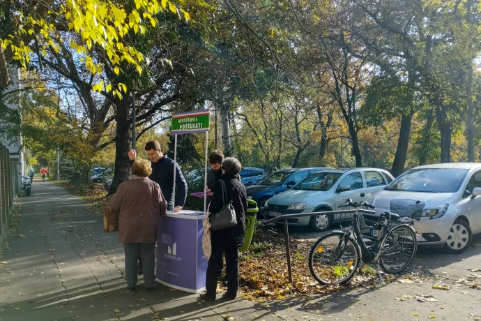 Mihálik Edvin önkormányzati képviselő aláírásokat gyűjt Újszegeden – Fotó: Móra Krisztina / Telex