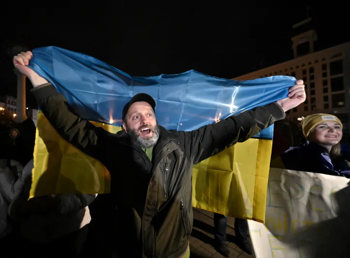 Ünneplő férfi Kijev belvárosában – Fotó: Genya Savilov / AFP.