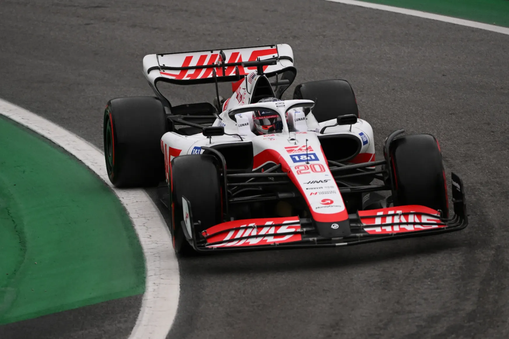 Itt a szezon meglepetése: Magnussen nyerte a brazil F1-időmérőt a Haasszal