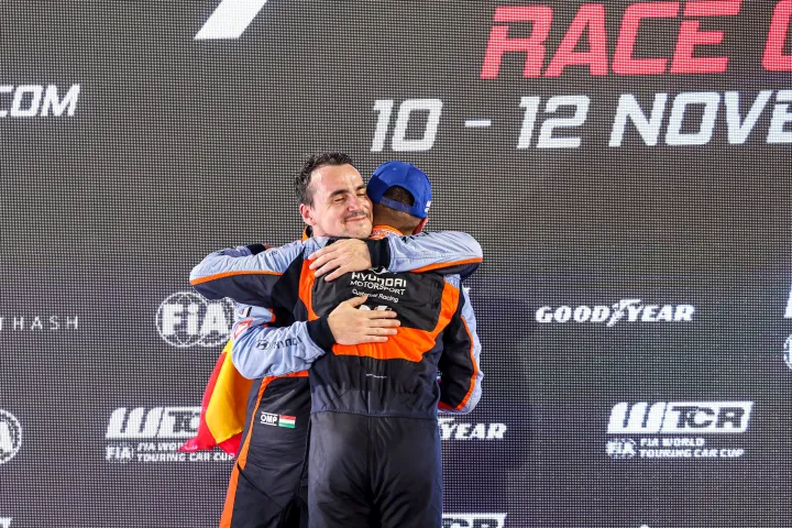 Michelisz Norbert és Mikel Azcona a dobogón – Fotó: Alexandre Guillaumot / AGP / FIA WTCR