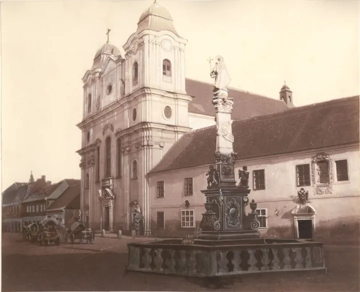 A piarista templom és mellette az ókollégium épülete – Forrás: Babeș–Bolyai Tudományegyetem
