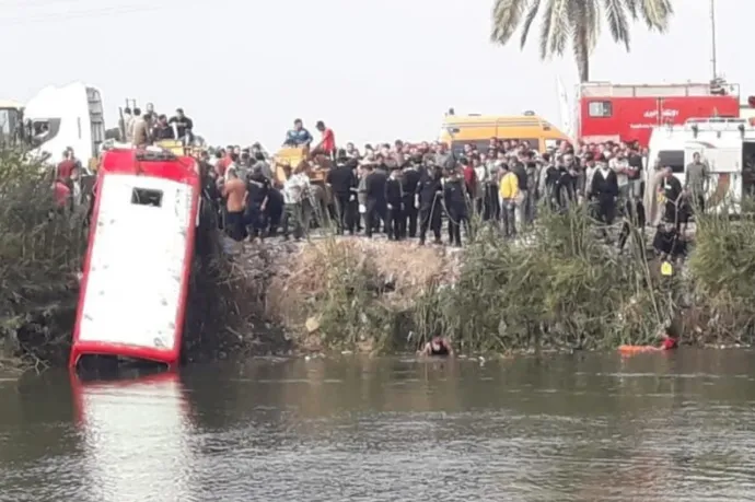 Csatornába hajtott egy busz Egyiptomban, tizenkilencen meghaltak