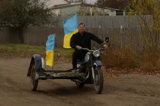 Sírva veszik elő az ukránok a rejtegetett zászlóikat, amik miatt ki is végezhették volna őket az oroszok