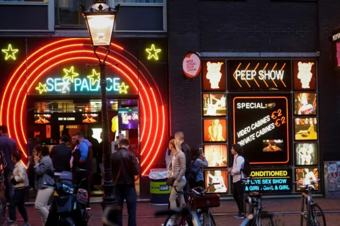 Költöztetnék Amszterdam vörös lámpás negyedét, de nem találnak helyet az új szexplázának