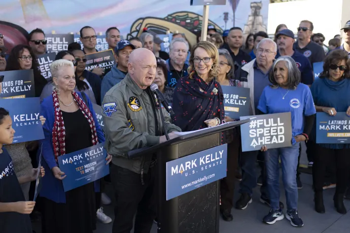 Mark Kelly arizonai szenátor győzelmi beszédet mond szombaton – Fotó: Rebecca Noble / AFP
