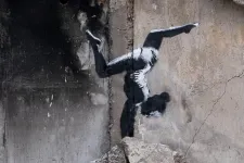 Banksy Borogyankában járt, és tornászlányt festett egy romos épületre