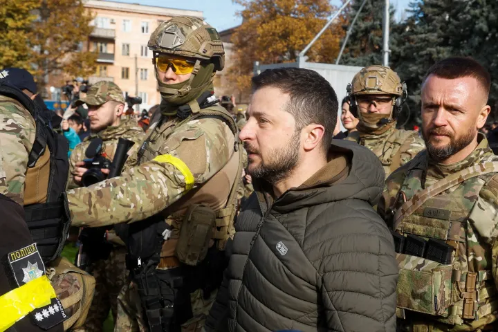 Volodimir Zelenszkij ukrán elnök a felszabadított Herszonba látogatott – Fotó: Valentyn Ogirenko / Reuters
