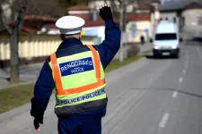 Januártól nem kell magunknál tartanunk a jogosítványt és a forgalmi engedélyt