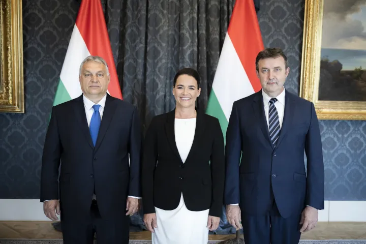 Minister of Technology and Industry László Palkovics in the company of President Katalin Novák and Prime Minister Viktor Orbán, after receiving his appointment document at the Sándor Palace on 24 May 2022 – Photo: Zoltán Fischer / MTI