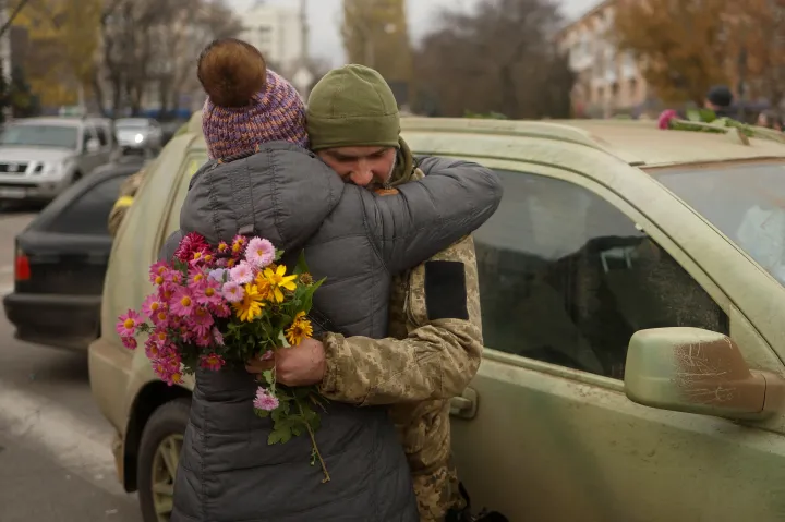 Ukrán katonát ölel meg egy herszoni lakos 2022. november 13-án, miután a város felszabadult az orosz megszállás alól – Fotó: Fotó: Valentyn Ogirenko / Reuters