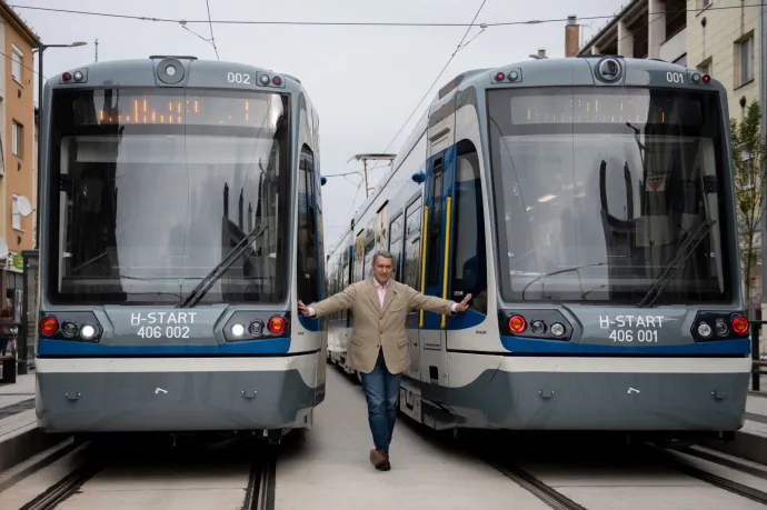 Lázár János tram-trainek közül üzeni: örül, hogy minisztériumához került a közlekedés