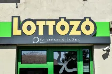 Felfüggesztett börtönt kapott a férfi, aki titkolta a felesége elől, mennyi pénz maradt a lottóötösből