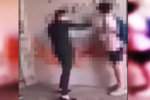 Pofozás, letérdeltetés – terjed egy videó, amin egy magyar kamasz aláz egy másikat