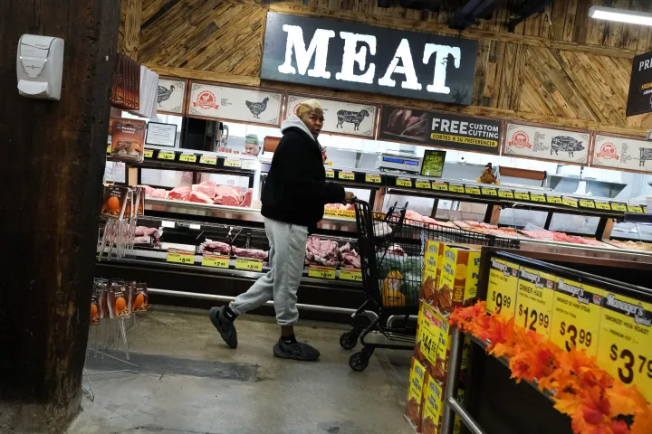 Amerikai vásárló a húspultban – Fotó: Spencer Platt / 2022 Getty Images