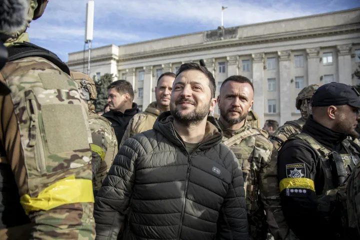 Volodimir Zelenszkij ukrán elnök látogatása Herszon városába az orosz csapatok kivonása után, 2022. november 13-án – Fotó: Narciso Contreras / Anadolu Agency / AFP