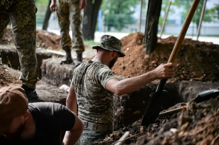 Ukrán katonák lövészárkokat ásnak a donbaszi front közelében 2022 augusztusában – Fotó: Madeleine Kelly / SOPA Images / LightRocket / Getty Images
