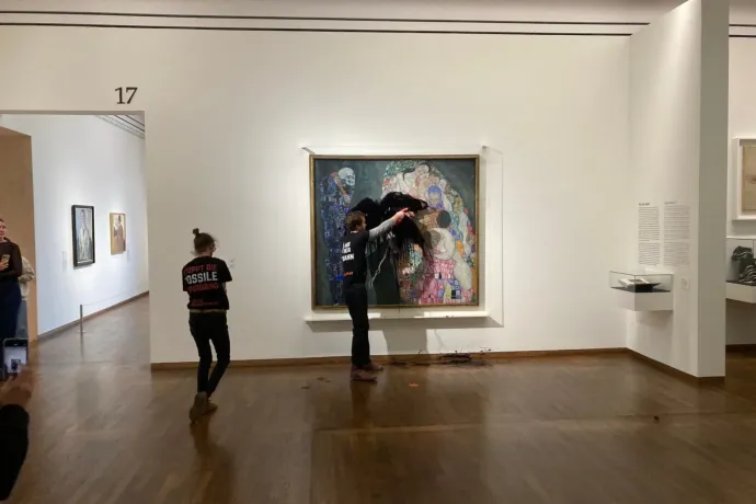 Ismét akcióztak a klímaaktivisták: olajjal öntötték le Gustav Klimt egyik festményét Bécsben