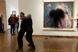 Ismét akcióztak a klímaaktivisták: olajjal öntötték le Gustav Klimt egyik festményét Bécsben